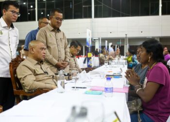 SAARANI Mohamad mendengar aduan rakyat pada program Hari Bertemu Pelanggan di Stadium Indera Mulia di Ipoh. - UTUSAN/MUHAMAD NAZREEN SYAH MUSTHAFA