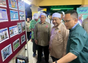 MOHD. Nassuruddin Daud (dua dari kanan) melihat gerai pameran selepas merasmikan Jeti Pelancongan Tok Bali sempena sambutan Hari Sungai di Tok Bali, Pasir Puteh, Kelantan. - UTUSAN/TOREK SULONG