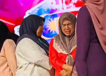 SEBAHAGIAN peserta yang menyertai pertandingan menangis di Pantai Irama Bachok, Kelantan.