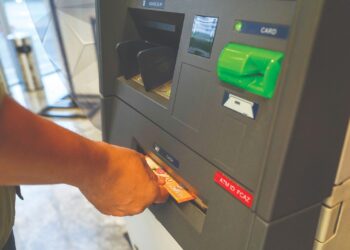 KOS penyelenggaraan ATM adalah tinggi dan tidak dapat ditanggung walaupun pengeluaran tunai melalui ATM antara bank dikenakan kepada pengguna.