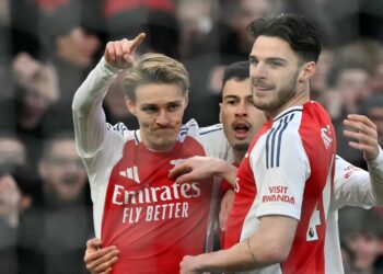 Martin Odegaard (kiri) menjaringkan gol pertama Arsenal menentang Manchester City dalam Liga Perdana Inggeris di Stadium Emirates, London pagi ini. - AFP