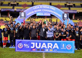 PEMAIN Melaka FC meraikan kejayaan bersama Tun Dr Mohd Ali Rustam (tengah) dan pemilik kelab, Nur Azmi Ahmad (depan,lima dari kanan) selepas dinobatkan juara Liga A1 Semi-Pro MBSB Bank Championship musim 2024/2025 di Stadium Hang Jebat, Melaka, Sabtu lalu.