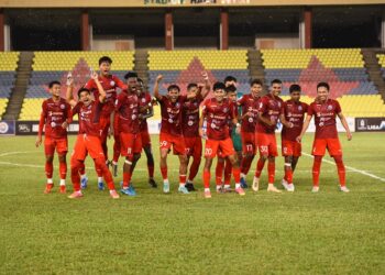 BARISAN Pemain Melaka FC yang merangkul kejuaraan Liga A1 Semi-Pro MBSB Bank Championship.-IHSAN FB Melaka Football Club