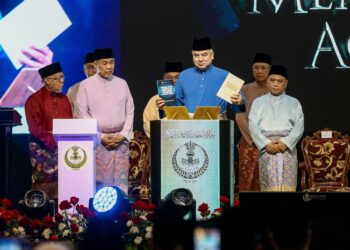 SULTAN Nazrin Muizzuddin Shah melancarkan buku bertajuk 'Hubungan Antara Pemerintah dan Rakyat Dalam Kerangka Ahli Sunah Waljamaah' dan 'Pengaruh Ahli Sunah Waljamaah Dalam Pembangunan Ummah' hasil karya Mufti Perak, Datuk Seri Wan Zahidi Wan Teh pada  Muzakarah Sultan Nazrin Muizzuddin Shah di Ipoh, semalam. - UTUSAN/MUHAMAD NAZREEN SYAH MUSTHAFA