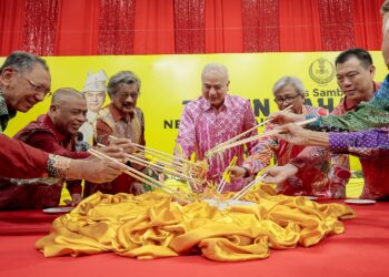 SULTAN Nazrin Muizzuddin Shah menggaul yee sang pada majlis sambutan Tahun Baharu Cina peringkat negeri Perak di Stadium Indera Mulia, Ipoh hari ini. - UTUSAN/MUHAMAD NAZREEN SYAH MUSTHAFA