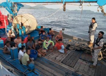 KAJIAN Institut Penyelidikan Perikanan Kampung Acheh dan Laporan Sea Around Us mendedahkan hanya 50 peratus hasil laut negara mendarat di Malaysia, selebihnya dicuri nelayan asing. - GAMBAR HIASAN