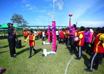 PELAJAR-Pelajar Sekolah Menengah Pulau Carey diajar cara untuk menjaringkan gol oleh jurulatih berpengalaman.