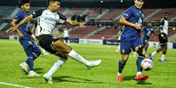 PEMAIN Terengganu FC, Muhammad Azam Azmi Murad, melepaskan rembatan ketika menentang pasukan Negeri Sembilan FC, pada Liga Super di Stadium Tuanku Abdul Rahman Paroi, malam tadi.-UTUSAN/MOHD SHAHJEHAN MAAMIN.