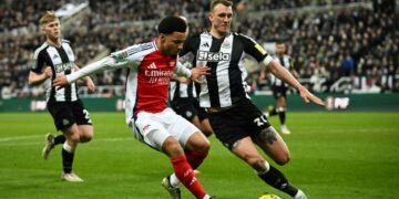 Pemain pertahanan Arsenal, Gabriel Magalhaes (kiri) mengasak pertahanan Newcastle, Dan Burn dalam aksi separuh akhir Piala Liga di St James' Park, pagi ini. - AFP