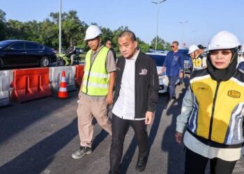 ONN HAFIZ Ghazi (dua, kanan) meninjau pelaksanaan kerja-kerja naik taraf di Lebuhraya Pasir Gudang, Johor Bahru untuk dijadikan laluan empat lorong bagi mengatasi masalah kesesakan lalu lintas di kawasan berkenaan.