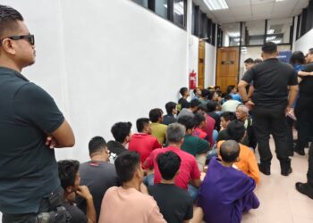 PATI warga Indonesia dibawa ke Mahkamah Majistret Teluk Intan bagi menghadapi pertuduhan memasuki dan berada di dalam negara ini tanpa dokumen yang sah serta tinggal melebihi masa. - UTUSAN