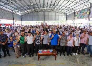 MUHAMMAD Kamil Abdul Munim (tengah) bersama penerima sumbangan kelengkapan persekolahan di SMK Simpang Beluru Padang Rengas hari ini. - UTUSAN/MUHAMAD NAZREEN SYAH MUSTHAFA