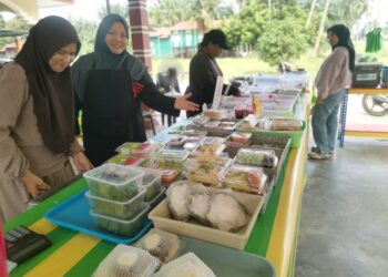 NABILA Rosli (dua dari kiri)  menjual kuih  di kedainya di Kampung Bendang Besar, Kampung Gajah dekat Pasir Salak, Perak.- UTUSAN/AIN SAFRE BIDIN