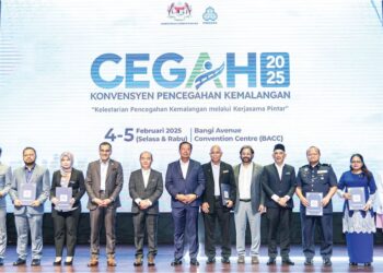 ABDUL Rahman Mohamad (enam, kiri) pada Majlis Perasmian Konvensyen Pencegahan Perkeso dan Penyerahan Geran Bantuan Kewangan Perkeso kepada Institusi dan Badan-Badan NGO 2025 serta Pelancaran Ops Cegah 2025 di Pusat Konvensyen Bangi Avanue, semalam. – UTUSAN/ISKANDAR ISHAK