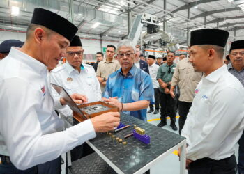 Al-SULTAN ABDULAH Ri'ayatuddin Al-Mustafa Billah Shah berkenan meninjau kilang peluru automasi tinggi pertama di Malaysia milik Ketech Asia di Lipis, Pahang.