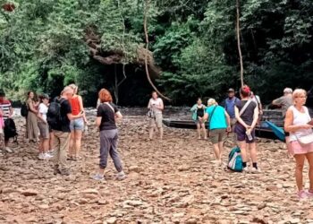 PELANCONG dari negara Eropah bersiar-siar di Lata Berkoh, Taman Negara Kuala Tahan, Jerantut, Pahang. - FOTO/HARIS FADILAH AHMAD