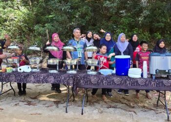 SEBUAH keluarga yang menginap di Tebing Guest House berkelah di Jeram Teras, Taman Negara Kuala Tahan, Jerantut, Pahang. - UTUSAN/HARIS FADILAH AHMAD