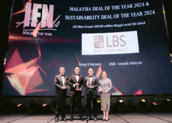 TIMBALAN Ketua Pegawai Eksekutif LBS Bina Group, Lucas Lim (dua dari kanan) menerima Anugerah Malaysia Deal of the Year dan Sustainability Deal of the Year di Islamic Finance News (IFN) Deals of the Year 2024 Awards yang berprestij, mengiktiraf komitmen LBS terhadap inovasi dan kelestarian dalam kewangan Islam.