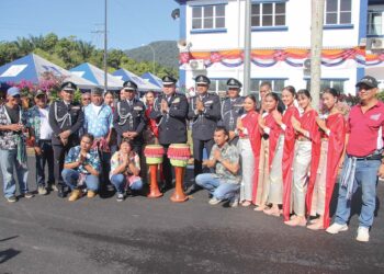 Khaw Kok Chin (tengah) bersama masyarakat Siam ketika hadir pada Majlis Perasmian Ibu Pejabat Polis Daerah Sik, semalam. – UTUSAN/ SHAHIR NOORDIN