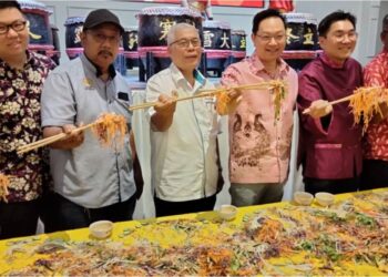 HASSAN Abdul Karim (tiga,kiri) menggaul Yee Sang pada Rumah Terbuka Parlimen Tebrau 2025 Bersama PKR Johor di Johor Bahru, semalam.