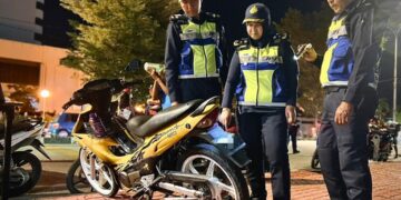 NORAINI Mohd Nawi (dua dari kanan) memeriksa motosikal menggunakan nombor pendaftaran kenderaan lain dan cukai jalan tamat tempoh sewaktu Ops TBC 2025 berhampiran bulatan Tuanku Syed Putra, Kangar, Perlis, semalam. -UTUSAN/ASYRAF MUHAMMAD