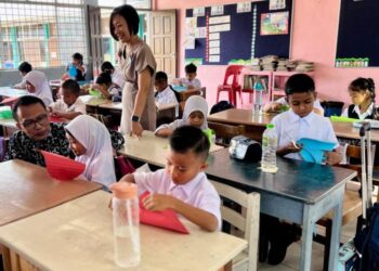 LARANGAN mengadakan majlis di  Sekolah Jenis Kebangsaan Cina (SJKC) dan Sekolah Menengah Jenis Kebangsaan (SMJK) perlu dilihat dari sudut positif memandangkan ramai pelajar dan guru sekolah yang terdiri daripada kaum Melayu-Islam.