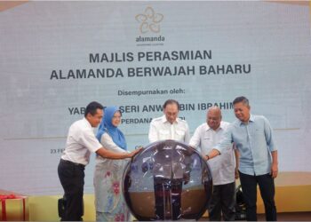 ANWAR Ibrahim melakukan gimik perasmian Alamanda Berwajah Baharu di pusat beli belah itu di
Putrajaya, semalam. – UTUSAN/FAISOL MUSTAFA