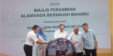 ANWAR Ibrahim melakukan gimik perasmian Alamanda Berwajah Baharu di pusat beli belah itu di
Putrajaya, semalam. – UTUSAN/FAISOL MUSTAFA