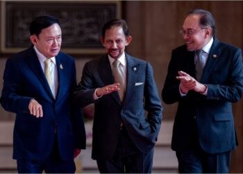 SULTAN Hassanal Bolkiah  menerima menghadap Anwar Ibrahim dan Thaksin Shinawatra (kiri) di Istana Nurul Iman, Bandar Seri Begawan, Brunei, semalam. – FB ANWAR IBRAHIM