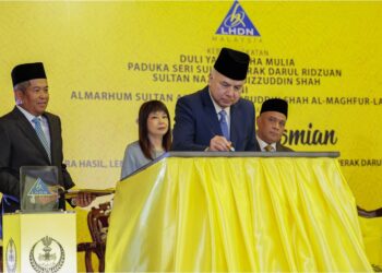 SULTAN Nazrin Muizzuddin Shah menandatangani plak perasmian Menara Lembaga Hasil Dalam Negeri Teluk Intan, semalam. – UTUSAN/MUHAMAD NAZREEN SYAH MUSTHAFA