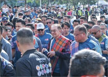 ANWAR Ibrahim hadir pada acara Malaysia Sarong Music Run 2025 di pekarangan Pusat Konvensyen Kuala Lumpur, semalam. – MINGGUAN/SYAKIR RADIN