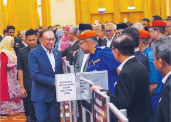 ANWAR Ibrahim beramah mesra dengan warga Jabatan Perdana Menteri selepas Perjumpaan Perdana Menteri Bersama Warga Jabatan Perdana Menteri Bagi Bulan Februari 2025 di Puspanitapuri, Putrajaya, semalam. – UTUSAN/FAISOL MUSTAFA