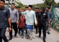 Anwar Ibrahim hadir menunaikan solat jumaat di Masjid As-Salam, Puchong Perdana, Selangor semalam.  – Utusan/AFIQ RAZALI