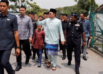 Anwar Ibrahim hadir menunaikan solat jumaat di Masjid As-Salam, Puchong Perdana, Selangor semalam.  – Utusan/AFIQ RAZALI