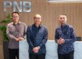 PRESIDEN dan Ketua Eksekutif PNB, Dato’ Abdul Rahman Ahmad (tengah), Ketua Pegawai Eksekutif dan
Pengarah Eksekutif ASNB, Fadzihan Abbas Mohamed Ramlee (kanan) dan Timbalan Presiden dan Ketua
Eksekutif PNB, Dato’ Rick Ramli (kiri) bergambar selepas wawancara khas di Menara Merdeka 118 di Kuala
Lumpur, baru-baru ini. – UTUSAN/ISKANDAR ISHAK