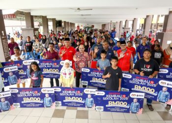 SHAMSUL Iskandar Md. Akin pada Program Back to School di Sekolah Kebangsaan Meru Raya di sini, semalam. – mingguan/MUHAMAD NAZREEN SYAH MUSTHAFA