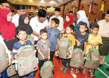 Dr Zulkifli Hasan (tiga kiri) beramah mesra bersama penerima Kit Jom Masuk Sekolah pada program Sentuhan Kasih MADANI Jom Ke Sekolah 2025 di Politeknik Sultan Azlan Shah, semalam. - UTUSAN/MUHAMAD NAZREEN SYAH MUSTHAFA