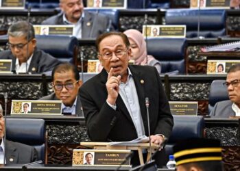 ANWAR Ibrahim ketika menjawab beberapa soalan yang dikemukakan ahli-ahli Parlimen antaranya berkaitan isu padi beras negara pada Mesyuarat Pertama Penggal Keempat Parlimen ke-15 di Dewan Rakyat, Kuala Lumpur, semalam. – JABATAN PENERANGAN