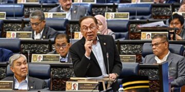 ANWAR Ibrahim ketika menjawab beberapa soalan yang dikemukakan ahli-ahli Parlimen antaranya berkaitan isu padi beras negara pada Mesyuarat Pertama Penggal Keempat Parlimen ke-15 di Dewan Rakyat, Kuala Lumpur, semalam. – JABATAN PENERANGAN