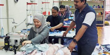 ABDUL Alim Abdul Manaf (kanan) sasar untuk mengeluarkan 50,00 helai pakaian pada tahun ini.