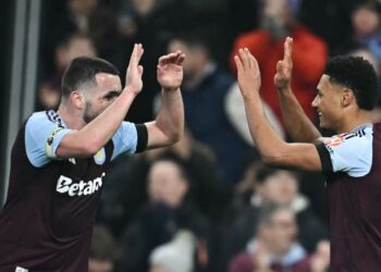 Penyerang Aston Villa, Ollie Watkins (kanan) meraikan gol kedua bersama rakan sepasukan dalam aksi Liga Perdana Inggeris menentang Liverpool di Villa Park,  Birmingham. - AFP