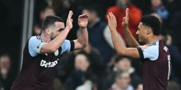 Penyerang Aston Villa, Ollie Watkins (kanan) meraikan gol kedua bersama rakan sepasukan dalam aksi Liga Perdana Inggeris menentang Liverpool di Villa Park,  Birmingham. - AFP