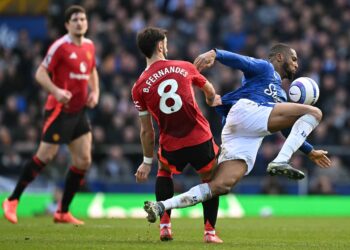 BRUNO Fernandes bersaing dengan penyerang Everton Beto semasa perlawanan bola sepak Liga Perdana Inggeris (EPL) antara Everton dan Manchester United di Goodison Park, Liverpool, semalam. -AFP