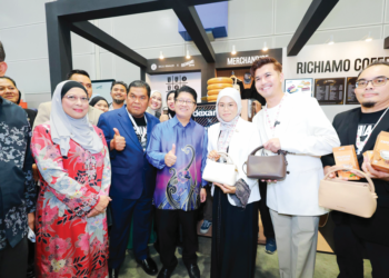 DATUK Zamry Abu Samah (dua dari kiri) bersama Menteri Pembangunan Usahawan dan Koperasi, Datuk Ewon Benedick (tiga dari kiri) dan pengusaha serta pereka fesyen, Rico Rinaldi (lima dari kiri) sempena Festival Franchise Antarabangsa Pernas (PIFF) baru-baru ini.