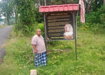 MOHD. Rozi Rozuki menunjukkan papan tanda di hadapan jalan masuk ke tapak asal rumah Mat Kilau di Kampung Kedondong di Jerantut, Pahang.