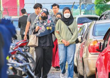 ISMANIRA Abdul Manaf (depan, kiri) dan Zaim Ikhwan Zahari (belakang, kanan) ketika hadir di Mahkamah Sesyen Petaling Jaya di sini hari ini. - UTUSAN/MUHAMMAD NAIM HELMI HAFIDZI