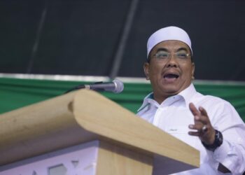 MUHAMMAD Sanusi Md. Nor ketika berucap pada majlis Himpunan Ummah Selamatkan Malaysia 1.0 di Kompleks Pas Kedah di Alor Setar, Kedah malam tadi.