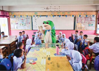 SEBAHAGIAN murid-murid darjah satu yang memulakan hari pertama persekolahan sesi 2025/2026 di SK Bukit Sawa, Marang. – UTUSAN/PUQTRA HAIRRY