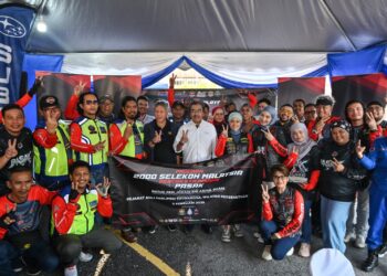 Johari Abdul Ghani (tengah)  bergambar bersama peserta konvoi pada Program 2,000 Selekoh Malaysia 
di Kampung Baru, Kuala Lumpur, semalam –MINGGUAN/SYAKIR RADIN