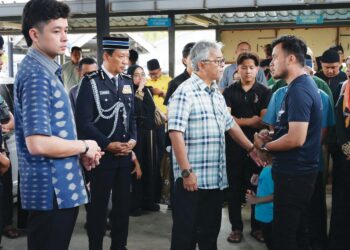 Muhammad Afiq Akmal Nudin (kanan) ketika menerima kunjungan ziarah Sultan Pahang, Al-Sultan Abdullah Ri’ayatuddin Al-Mustafa Billah Shah di Hospital Tengku Ampuan Afzan, Kuantan, semalam.